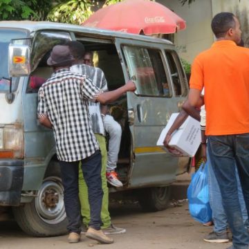 Transportadores paralisam actividade na cidade da Beira e exigem aumento do preço de transporte