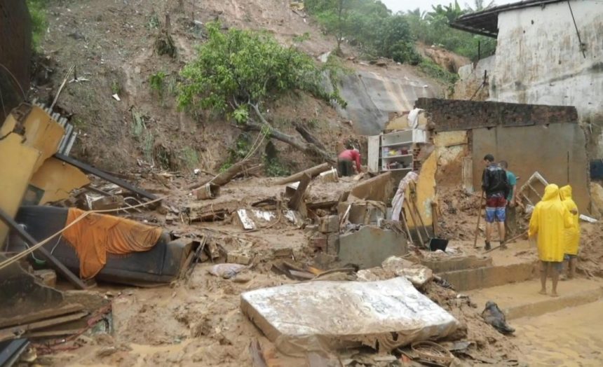 Sobe para 48 o número de mortes pela chuva no Brasil