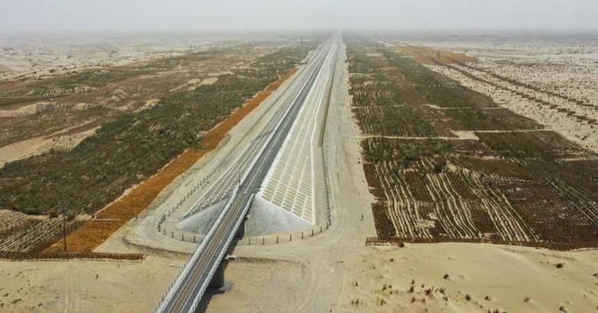 China inaugura primeira linha ferroviária do mundo em torno de um deserto