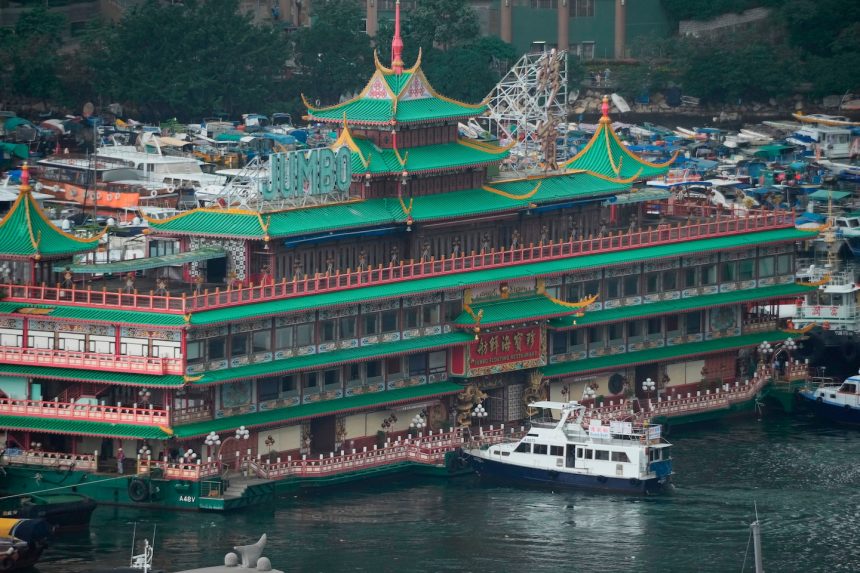 Histórico restaurante Jumbo de Hong Kong afunda no mar do Sul da China