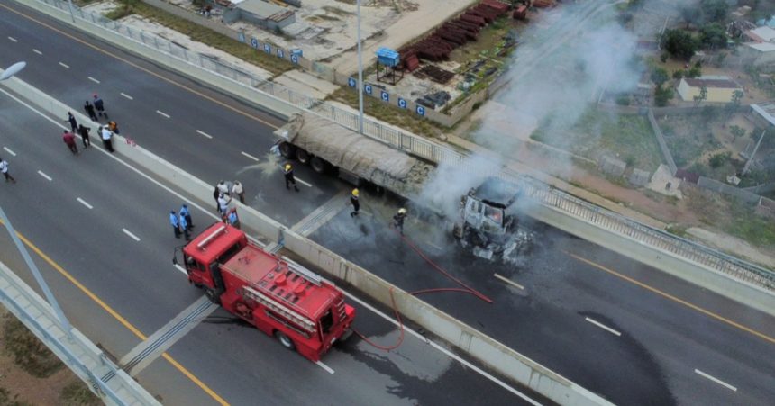 Camião pega fogo na ponte Maputo-Katembe