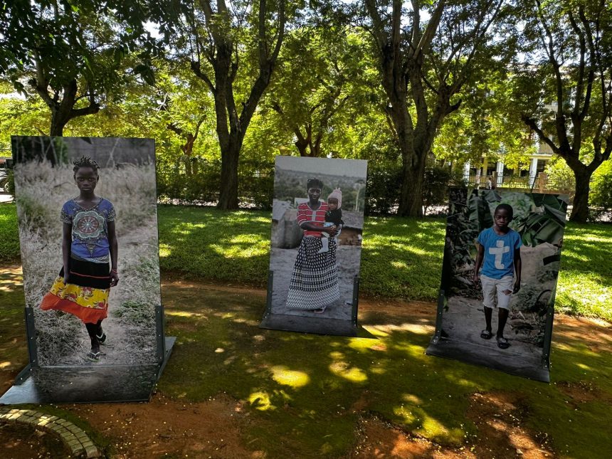 Millennium bim apoia exposição “Escola do Caminho Longo” sobre drama dos deslocados