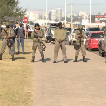 Polícia com cães e blindados impedem homenagem a Azagaia