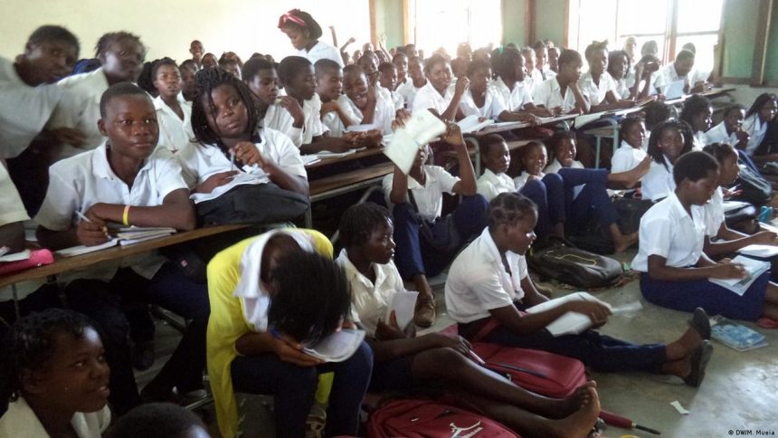 Mais de 100 alunos partilham uma sala de aula no Niassa