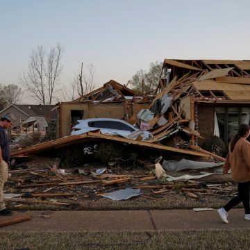 Tornados deixam rasto de destruição nos Estados Unidos e fazem pelo menos 26 mortos