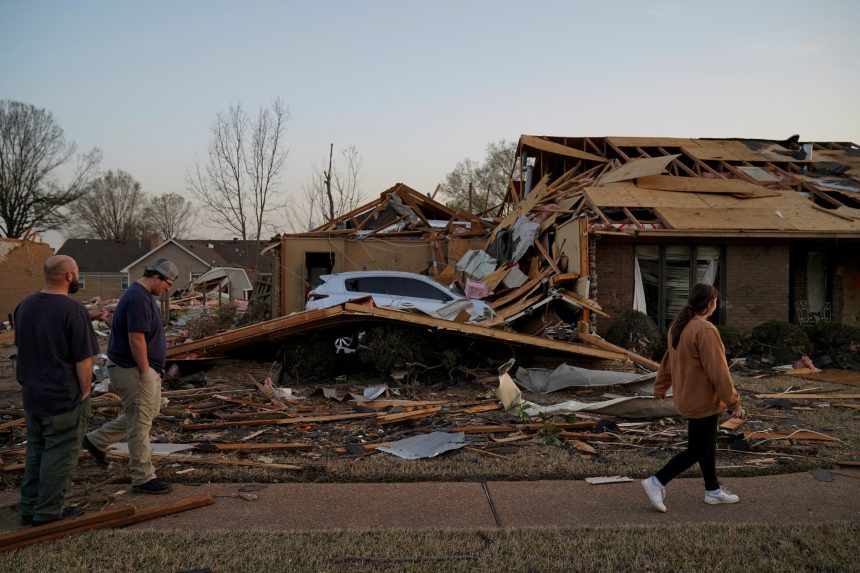 Tornados Deixam Rasto De Destruição Nos Estados Unidos E Fazem Pelo Menos 26 Mortos 7360