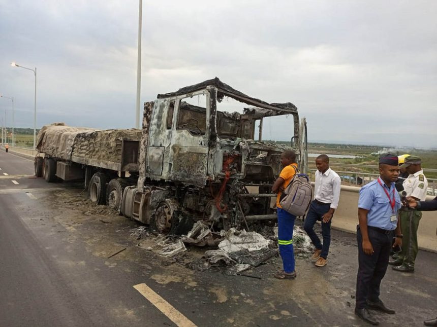 Incêndio destrói parcialmente camião com 500 sacos de cimento na cidade da Beira