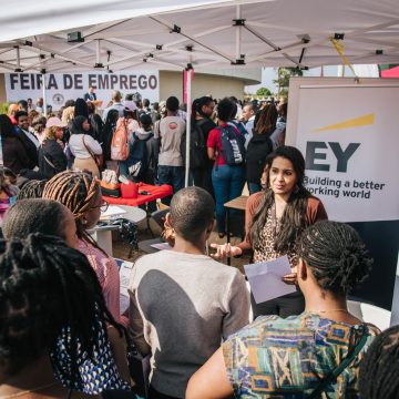 Ernst & Young apoia jovens na procura de oportunidades de emprego