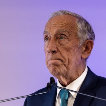 Presidente de Portugal Marcelo Rebelo de Sousa desmaia durante uma visita