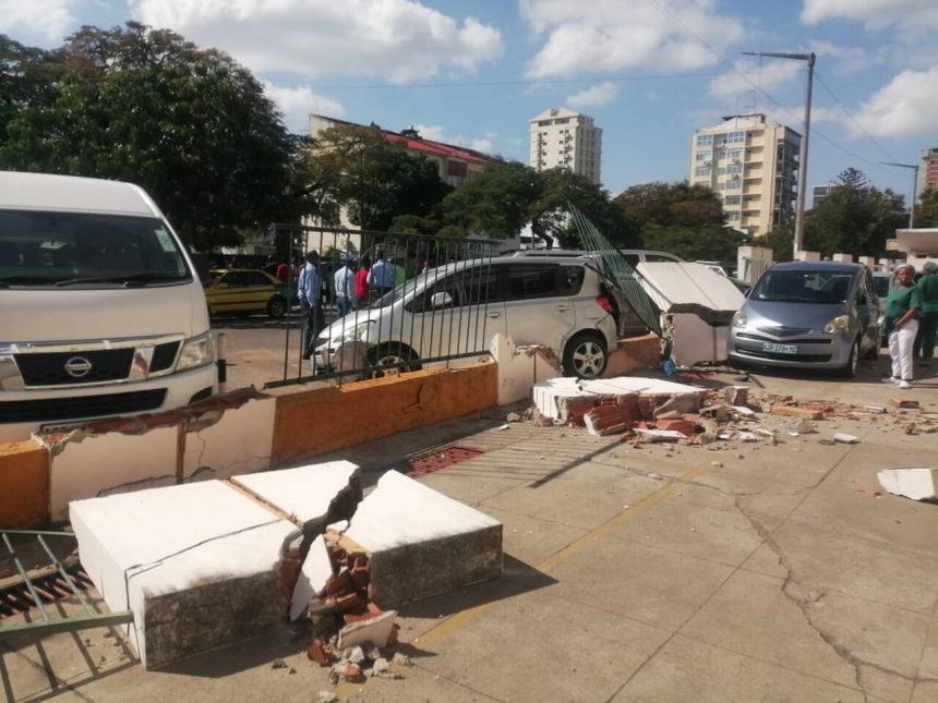 Viatura destrói muro do HCM depois de embater outros carros