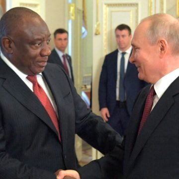 Cyril Ramaphosa disse ao líder russo, Vladimir Putin, que “a guerra deve terminar” na Ucrânia