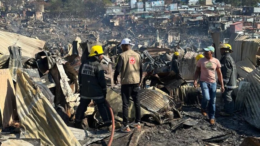 Incêndio provoca mortes e desaloja três mil pessoas na cidade de Durban, na África do Sul