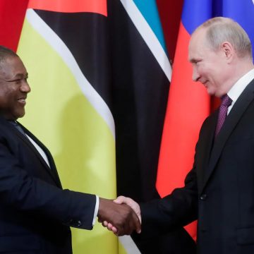 Moçambique pondera negociar com Rússia conversão de dívida em investimento