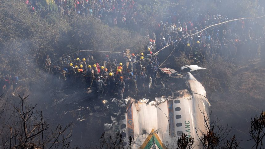 Malásia: Avião despenha-se em auto-estrada e provoca 10 mortos