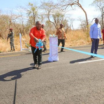 “Não viemos fazer a entrega de uma pista de morte”, disse Nyusi na inauguração de estrada em Cabo Delgado