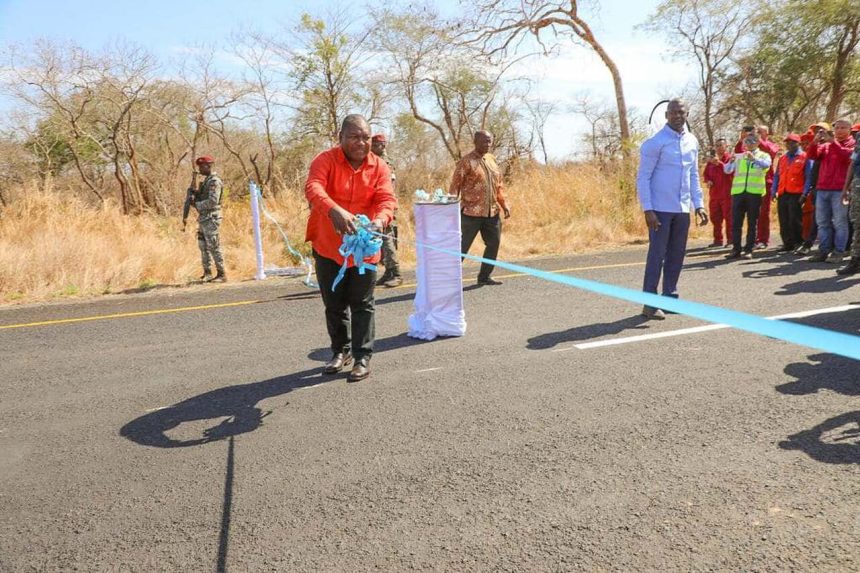 “Não viemos fazer a entrega de uma pista de morte”, disse Nyusi na inauguração de estrada em Cabo Delgado