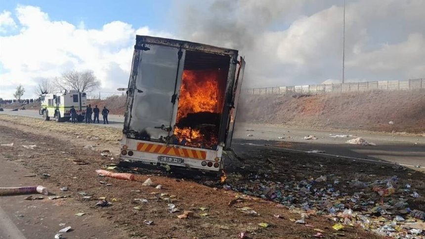 Cidade do Cabo vive extrema violência com tiros para todo o lado e carros incendiados