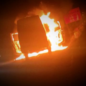 Ambulância arde após acidente na cidade de Maputo