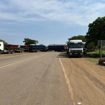 Camionistas bloqueiam fronteira do Lebombo e EN4 mantém-se congestionada