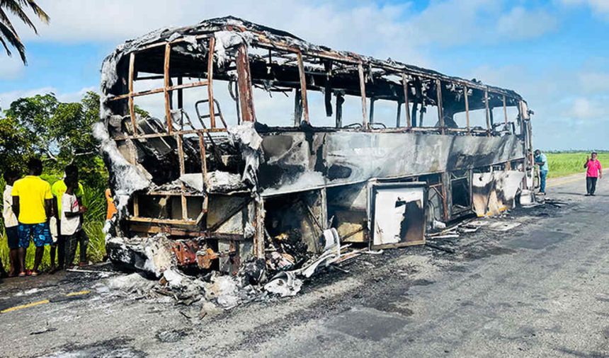 Autocarro da City Link incendeia-se com 23 passageiros a bordo na Zambézia