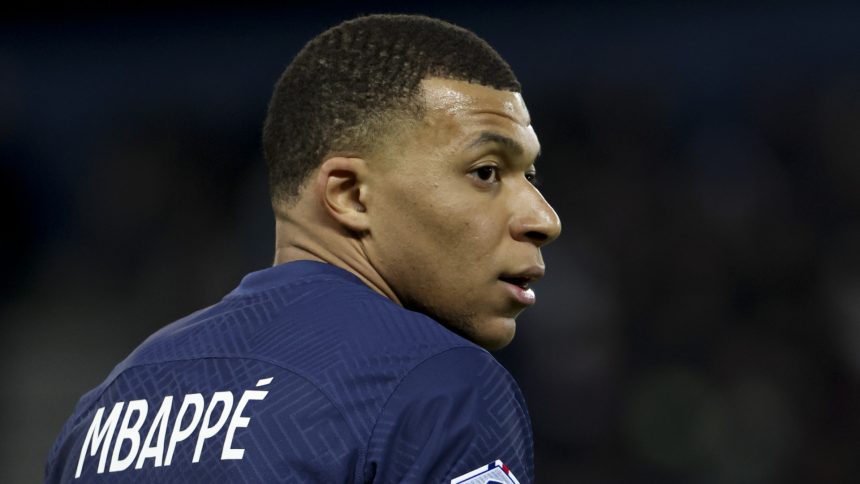 Kylian Mbappé anuncia saída do PSG no final desta época futebolística