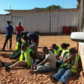 Zimbabué: Detidos e torturados agentes da migração moçambicana por extorsão a mineiros