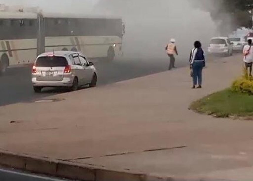 Maputo: Autocarro de passageiros pega fogo em plena marcha