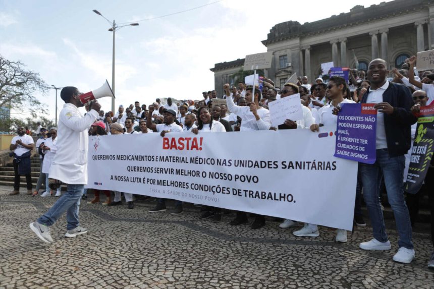 Médicos suspendem início de greve anunciada para Setembro