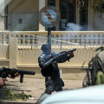 Polícia usa gás lacrimogénio para dispersar manifestantes