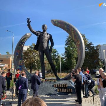 Moscovo inaugura Monumento Nelson Mandela na praça homónima