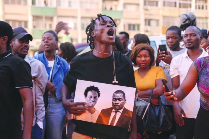 Familiares e amigos despedem-se de Paulo Guambe na capela do Hospital Central de Maputo