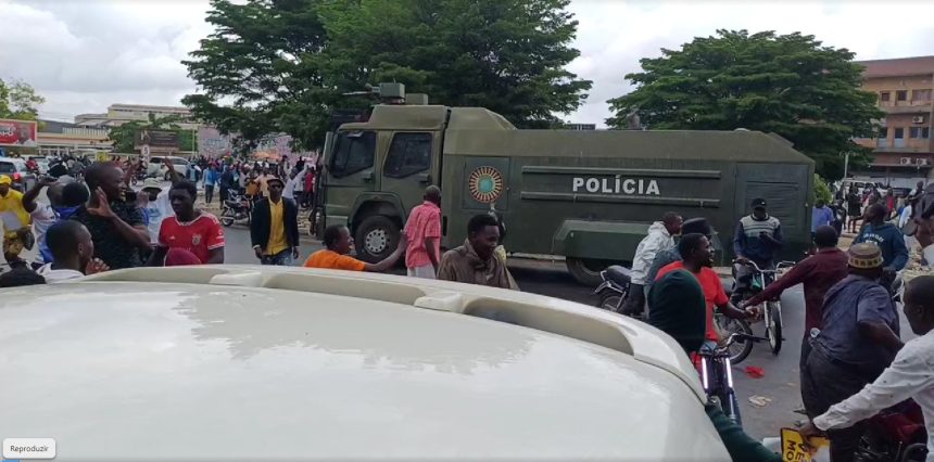 Polícias em blindados sinalizam legitimação das manifestações e deixam população marchar