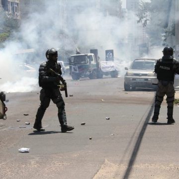 Manifestantes queimam pneus e vandalizam estabelecimentos comerciais em Manica