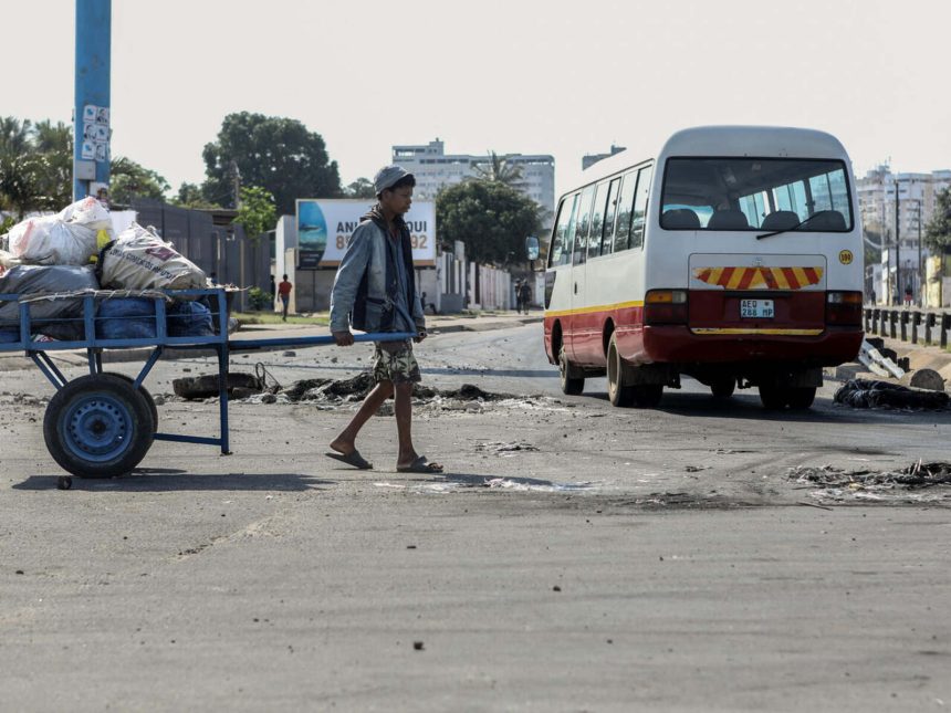 Semana de protestos começa com manifestações silenciosas e acesso reduzido à internet