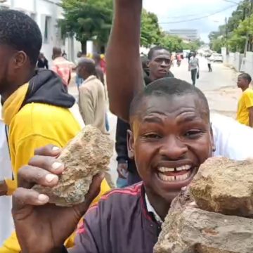 Mecubúri: Sede da Frelimo vandalizada e casa do polícia que baleou manifestante incendiada