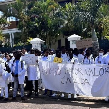 Médicos marcham contra violência, 108 baleamentos e 16 óbitos, e reclamam de pressão nos hospitais  