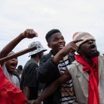 Desconhecidos saqueiam centros comerciais em meio a protestos