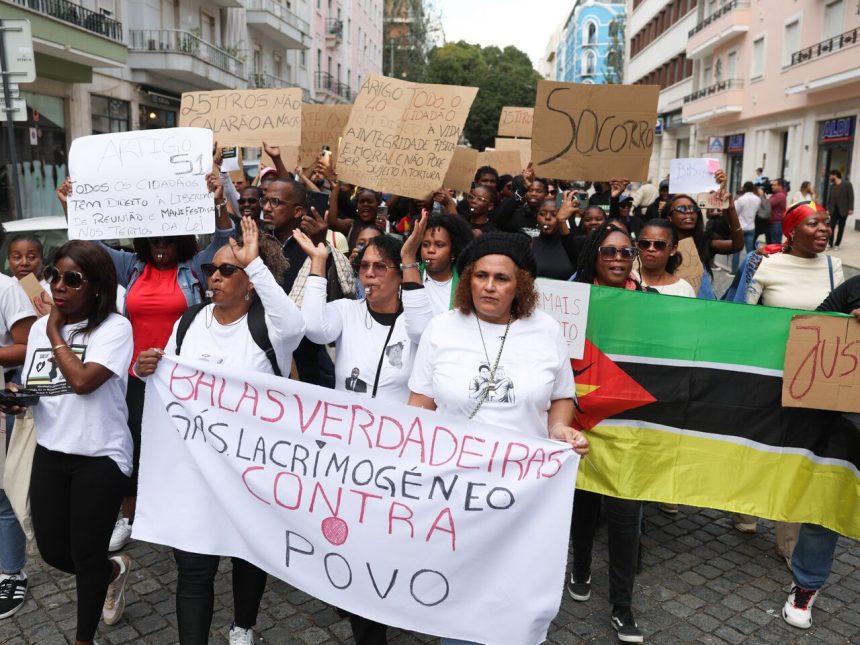 Centenas de moçambicanos marcham em Lisboa em apoio a Venâncio Mondlane