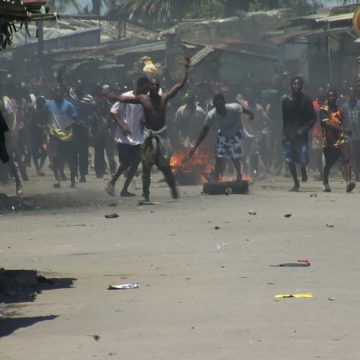 Manifestações provocam dezenas de mortos e um rasto de destruição na cidade da Beira