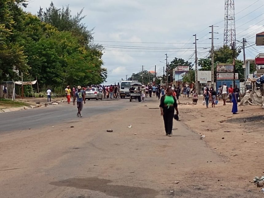 Maputo: Munícipes da Matola-Rio e Boane fazem limpeza nas estradas