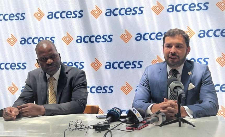 À esquerda, Raimundo Matuassa Administrador Executivo da SIMO Rede e à direita, Marco Abalroado Administrador Delegado do Access Bank