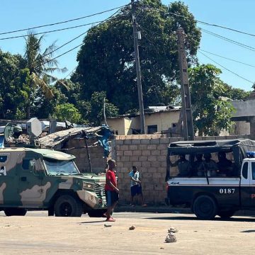 Polícia baleia jovem na Praça dos Combatentes e população bloqueia estrada