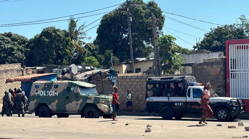 Polícia baleia jovem na Praça dos Combatentes e população bloqueia estrada