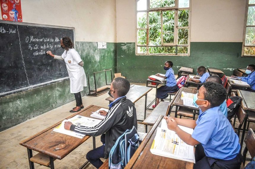 Governo promete continuar a pagar horas extras para suprir o défice de professores