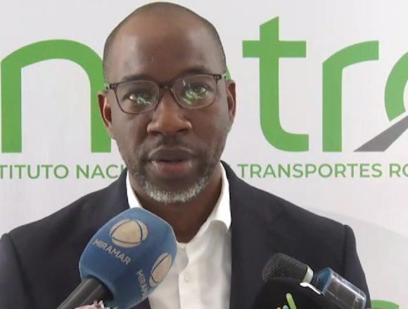 Ministro dos Transportes insatisfeito com serviço de emissão de cartas de condução. “…não faz sentido”