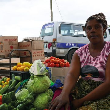 Sociedade civil acusa autoridades de violência contra mulheres do comércio informal