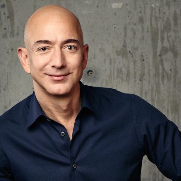 Jeff Bezos deixa um presente na Terra antes de partir para o espaço. Advinha qual é?