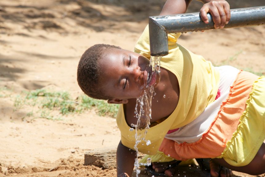 Crises relacionadas com a água põem em risco 190 milhões de crianças no mundo
