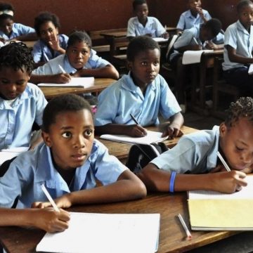 “Livro retirado de circulação testa controlo do Governo sobre manuais de educação”