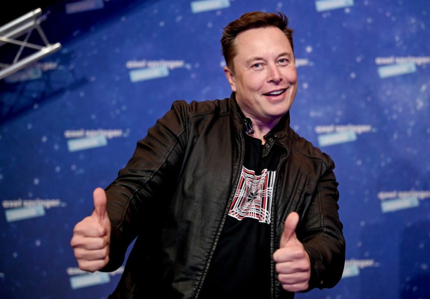 Elon Musk vende acções da Tesla por mais de mil milhões de dólares